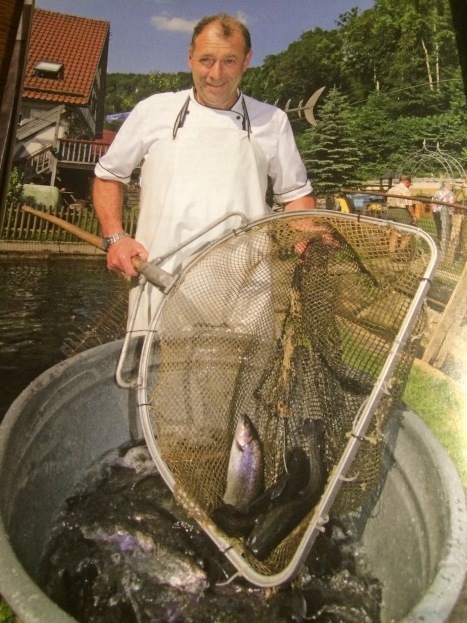 Martin Seitz beim Fische fangen